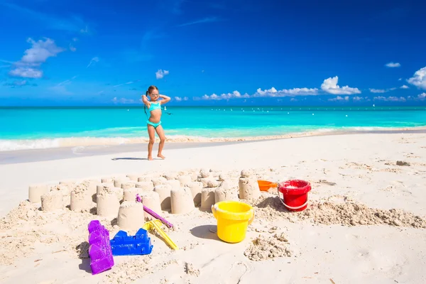 Little girl playing with beach toys during tropical vacation — Stock Photo, Image