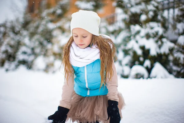 Entzückendes kleines Mädchen draußen im Schnee Wintertag — Stockfoto