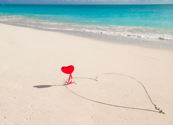 Herz in weißem Sand an tropischem Strand gemalt — Stockfoto
