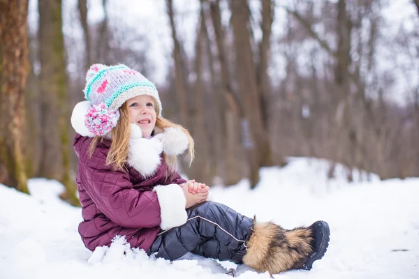 Bedårande liten glad flicka ha kul i snöig vinterdag utomhus — Stockfoto