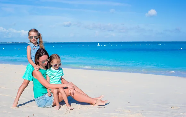 Mama i dwie małe dziewczynki podczas wakacji na plaży — Zdjęcie stockowe