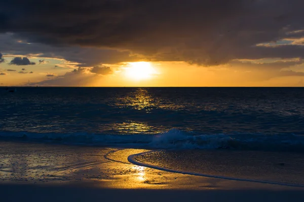 Atemberaubend schöner Sonnenuntergang an einem exotischen karibischen Strand — Stockfoto