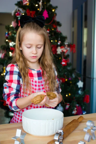 Κοριτσάκι ψήσιμο μελόψωμο cookies για τα Χριστούγεννα στο σπίτι κουζίνα — Φωτογραφία Αρχείου