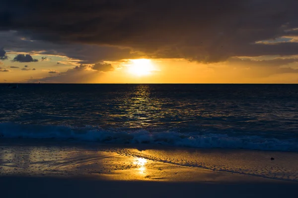 Atemberaubend schöner Sonnenuntergang an einem exotischen karibischen Strand — Stockfoto