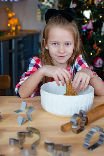 少女の家庭の台所にクリスマスのジンジャーブレッドのクッキーを焼く — ストック写真