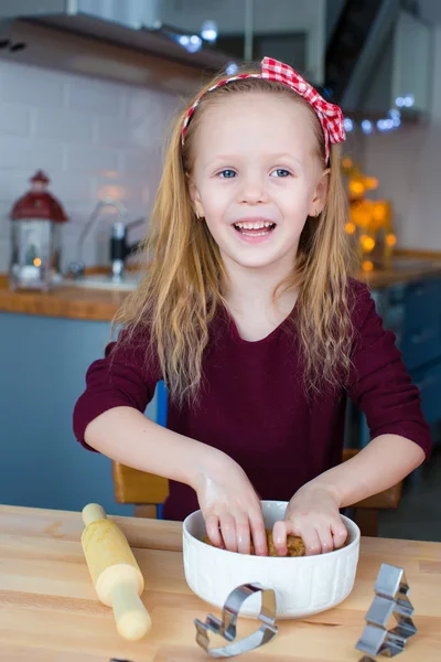 Karácsonyi mézeskalács cookie-k sütés otthoni konyha kislány — Stock Fotó
