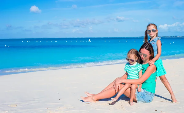 Mamá y dos niñas durante las vacaciones en la playa —  Fotos de Stock