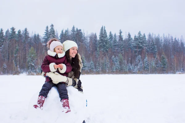 小さな女の子アン幸せママを楽しむ冬の雪の日 — ストック写真