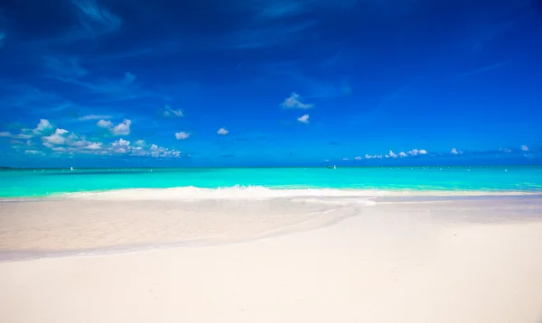 White sandy beach with turquoise water at perfect island — Stock Photo, Image