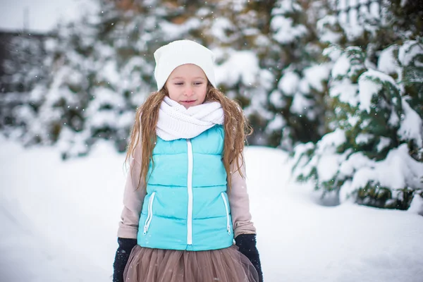 Adorabile bambina all'aperto nella calda giornata invernale sulla neve — Foto Stock