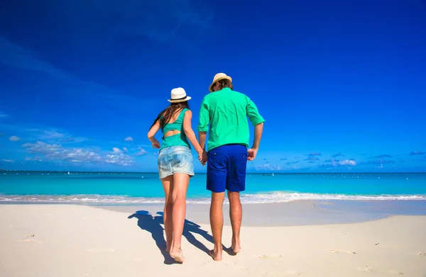 Jovem casal feliz durante as férias na praia tropical — Fotografia de Stock