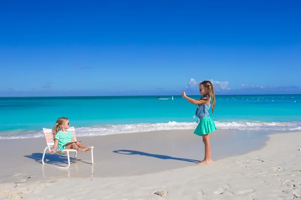 Pequenas garotas adoráveis durante as férias de verão tropicais — Fotografia de Stock
