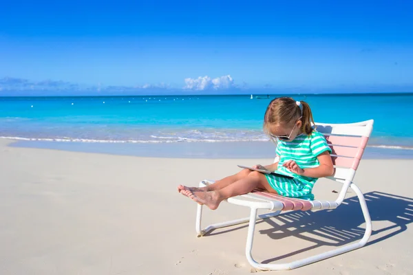 Little girl with laptop on beach during summer vacation — Stock Photo, Image