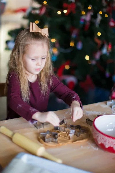 Küçük kız gingerbread çerezleri Noel için ev mutfak fırın — Stok fotoğraf