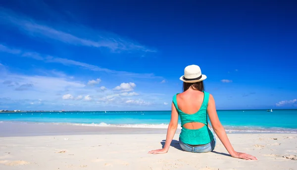 Giovane donna felice sulla spiaggia durante le sue vacanze estive — Foto Stock