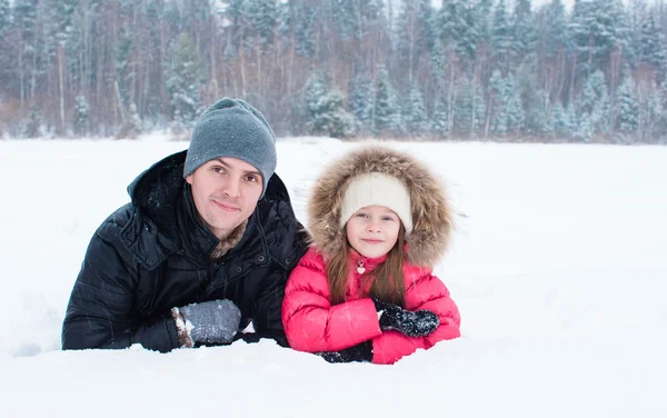 Família feliz desfrutar de inverno dia nevado — Fotografia de Stock