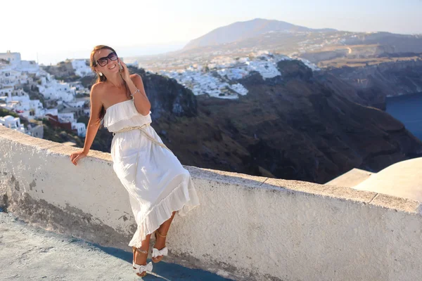아름 다운 젊은 여 자가 전화, 그리스에 대 한 얘기 — 스톡 사진
