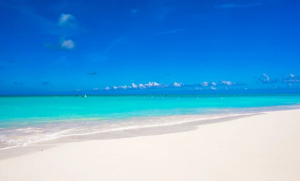 Praia de areia branca com água azul-turquesa na ilha perfeita — Fotografia de Stock