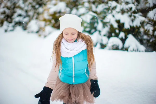 Ritratto di adorabile bambina all'aperto nella giornata invernale — Foto Stock