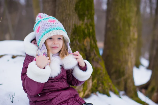 Portret van schattig klein meisje buitenshuis op warme winterdag — Stockfoto