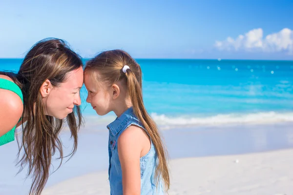 Mother and little girl have fun on summer vacation — Stock Photo, Image