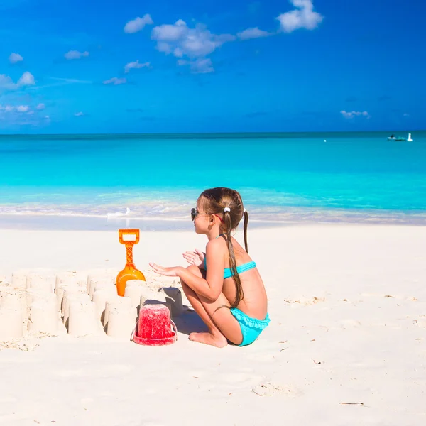 Bambina che gioca con i giocattoli della spiaggia durante le vacanze tropicali — Foto Stock