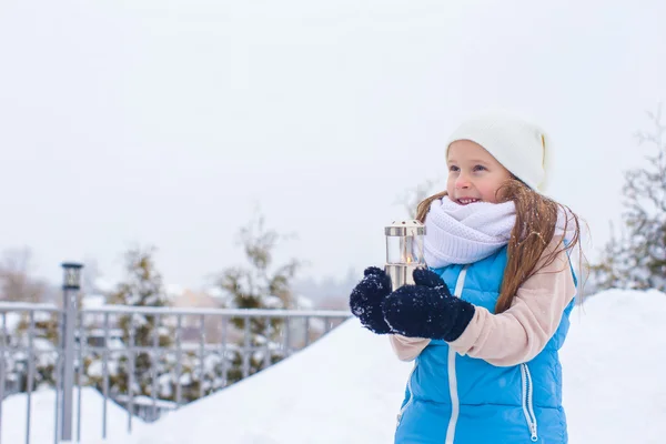 Urocza dziewczynka trzymając Boże Narodzenie latarnia na zewnątrz piękny zimowy dzień śniegu — Zdjęcie stockowe