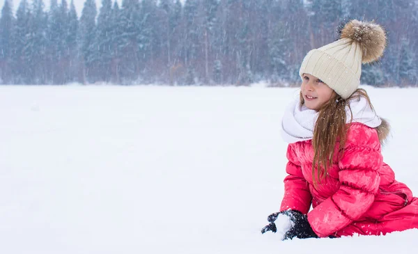 Adorabile bambina all'aperto nella giornata invernale sulla neve — Foto Stock