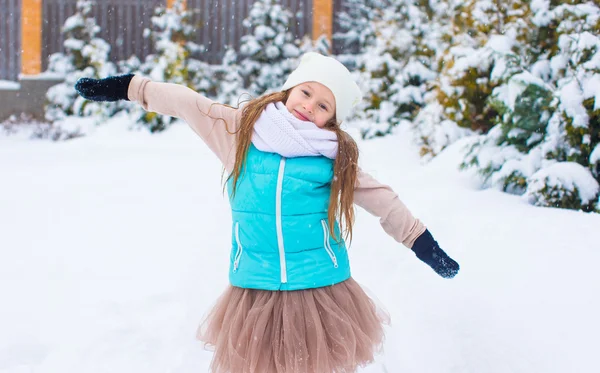 Retrato de adorável menina ao ar livre no dia frio de inverno — Fotografia de Stock