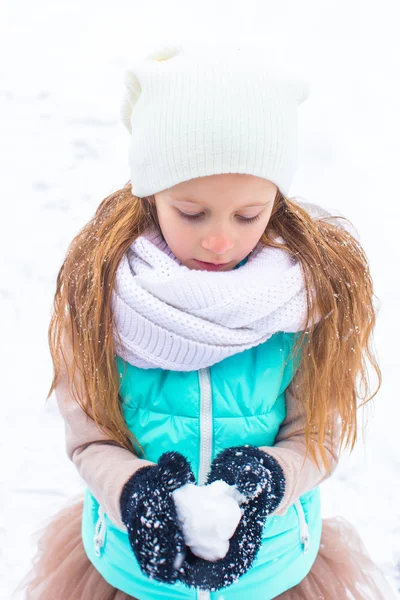 Adorable petite fille en plein air dans la neige journée d'hiver — Photo