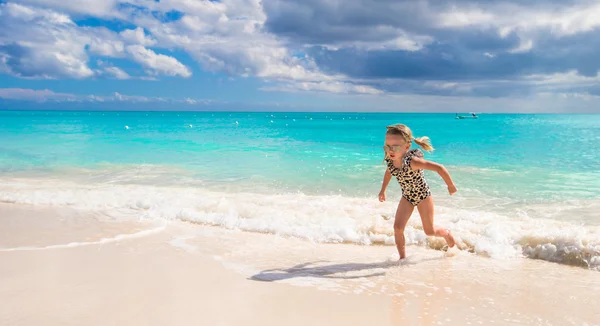 Adorable little girl on white beach during tropical vacation — Stock Photo, Image
