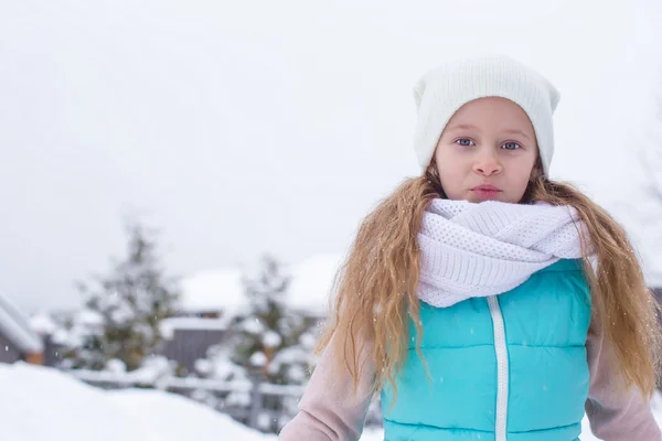 Πορτρέτο του χαριτωμένο μικρό κορίτσι σε εξωτερικούς χώρους σε ζεστή μέρα του χειμώνα — Φωτογραφία Αρχείου