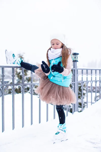 Adorable petite fille patinant en hiver journée de neige — Photo