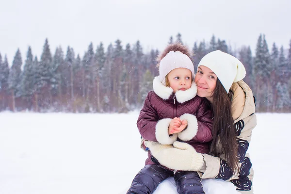Familia feliz disfrutar de invierno día nevado —  Fotos de Stock