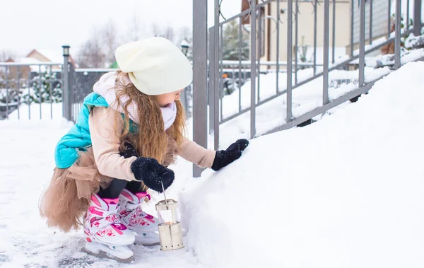 可爱的小女孩，在冬季下雪天滑冰 — 图库照片