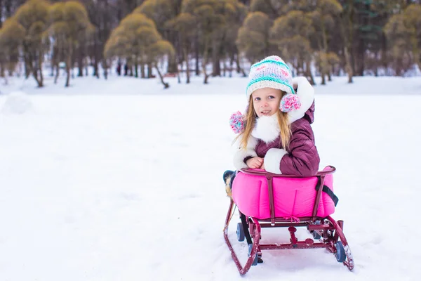 Schattig meisje gelukkig plezier hebben in besneeuwde winterdag — Stockfoto