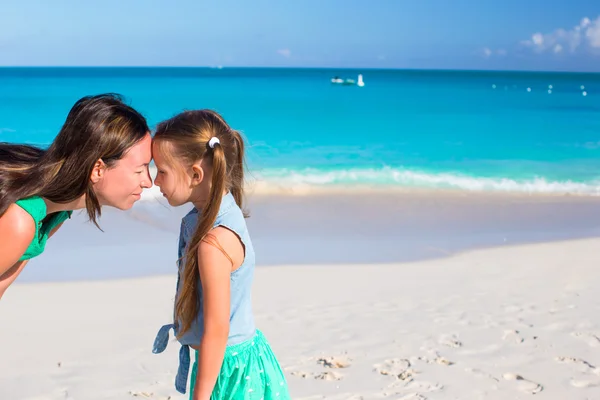 Mutter und kleines Mädchen haben Spaß im Sommerurlaub — Stockfoto