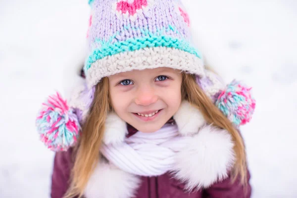 Adorable niña feliz divertirse en invierno día nevado al aire libre —  Fotos de Stock