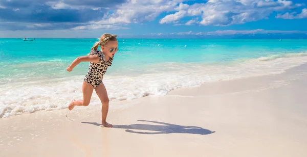 Schattig meisje op witte strand tijdens tropische vakantie — Stockfoto