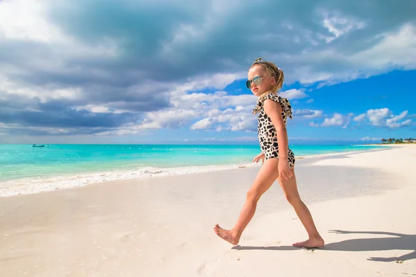 Entzückendes kleines Mädchen am weißen Strand während des Tropenurlaubs — Stockfoto