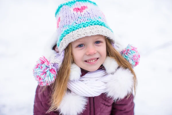 Portrét Rozkošná holčička venku na sněhu zimní den — Stock fotografie