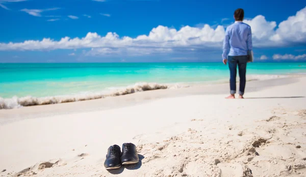 Junger Mann mit Laptop im Urlaub am Tropenstrand — Stockfoto