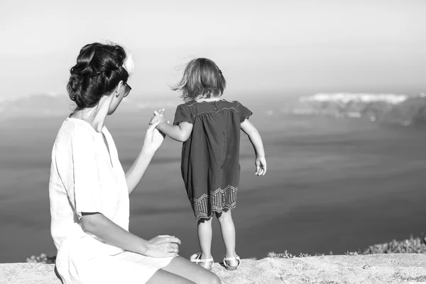 Mother and little girl in european vacation in greek town, santorini — Stock Photo, Image