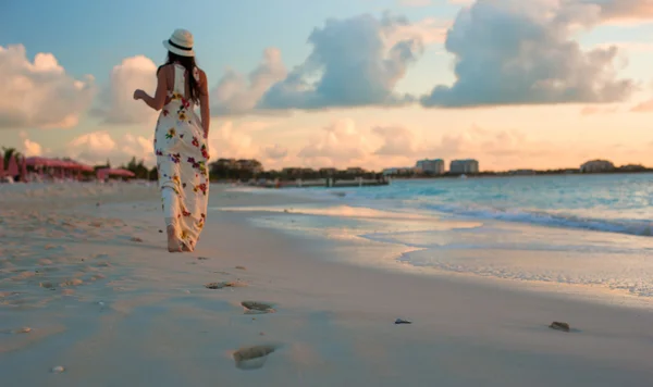 Joven mujer feliz disfrutando de la puesta de sol durante las vacaciones de playa — Foto de Stock