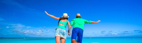 Young happy couple during tropical beach vacation — Stock Photo, Image