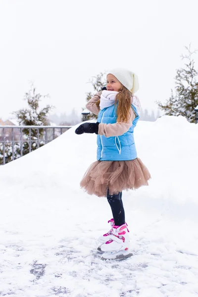 Feliz chica adorable jugando bolas de nieve en el día de invierno nevado —  Fotos de Stock