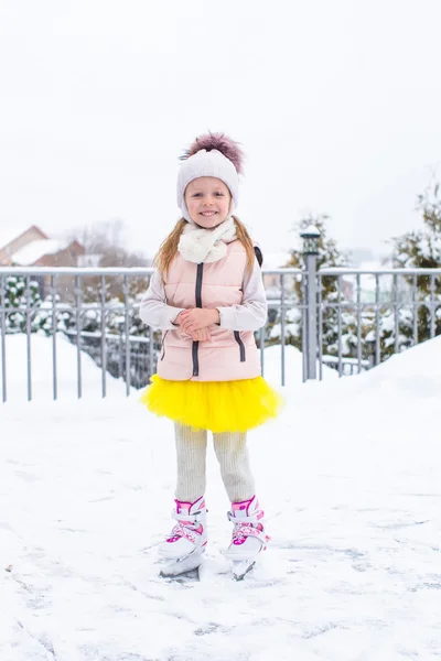 Bedårande liten flicka utomhus i snö vinterdag — Stockfoto