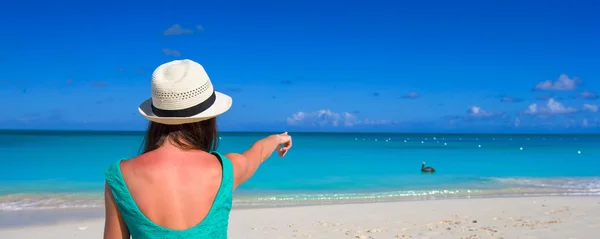 Ung glad kvinna på stranden under sin sommarsemester — Stockfoto