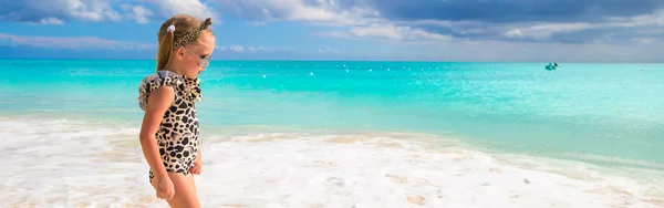 Sevimli küçük kız beyaz plaj tropikal tatil sırasında — Stok fotoğraf