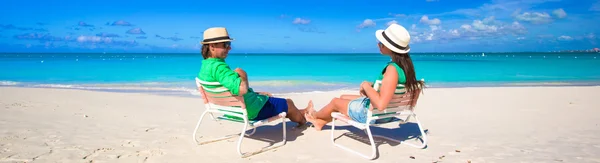 Joven pareja feliz durante las vacaciones en la playa tropical —  Fotos de Stock